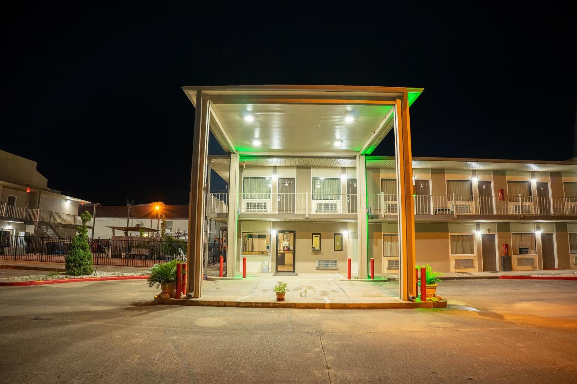 Regency Inn & Suites By Oyo Bay City Tx Buitenkant foto