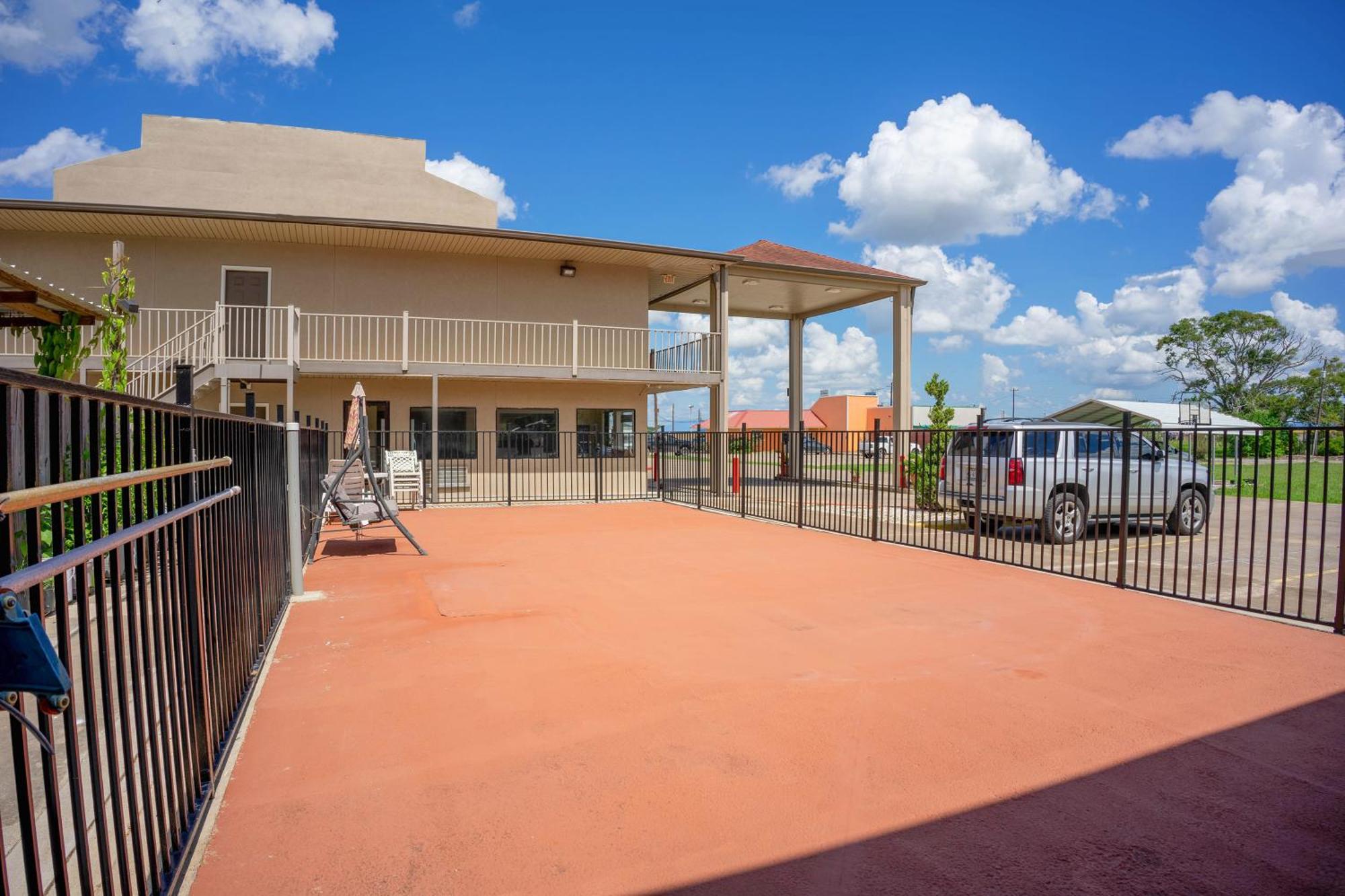 Regency Inn & Suites By Oyo Bay City Tx Buitenkant foto