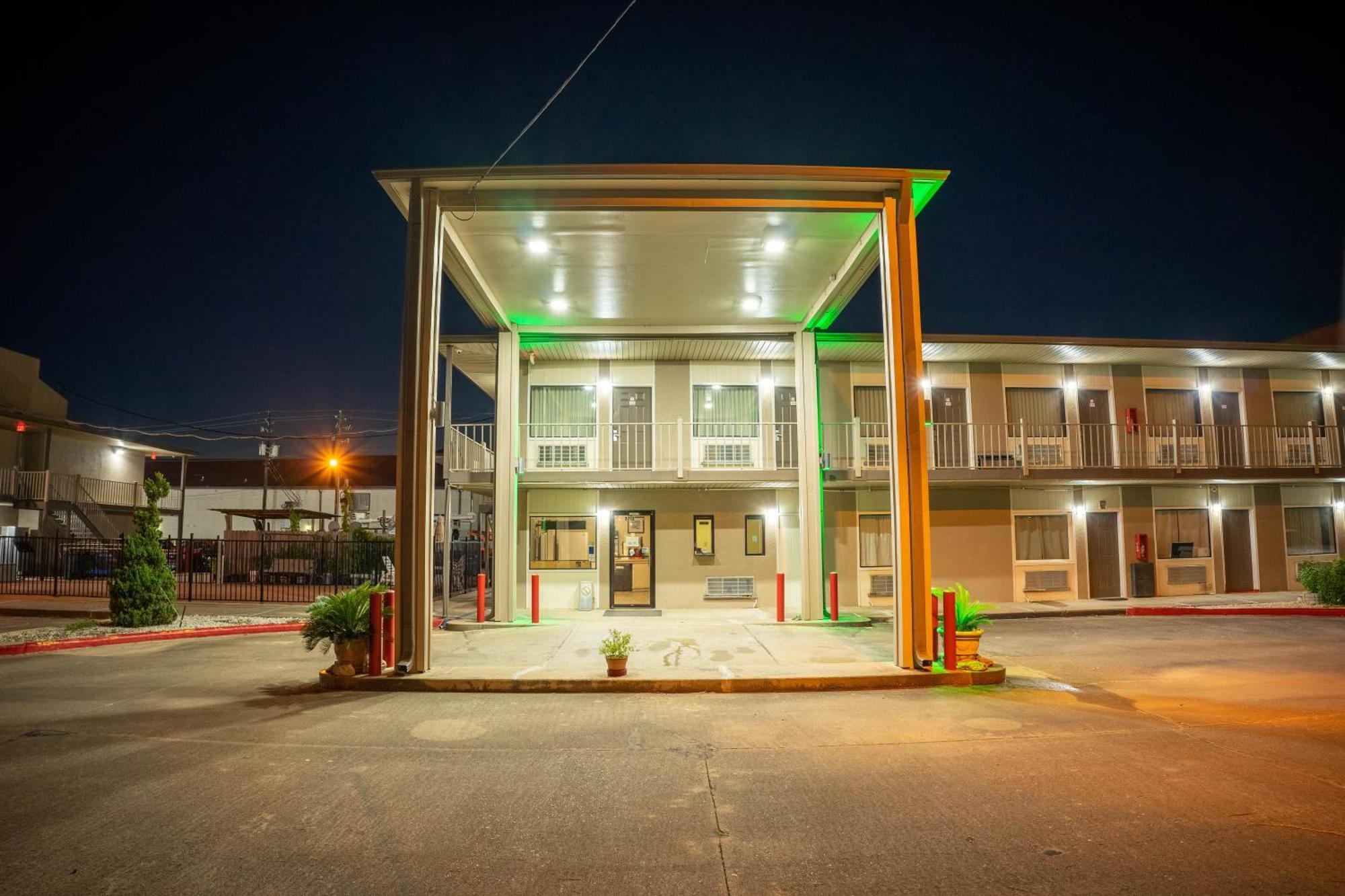 Regency Inn & Suites By Oyo Bay City Tx Buitenkant foto