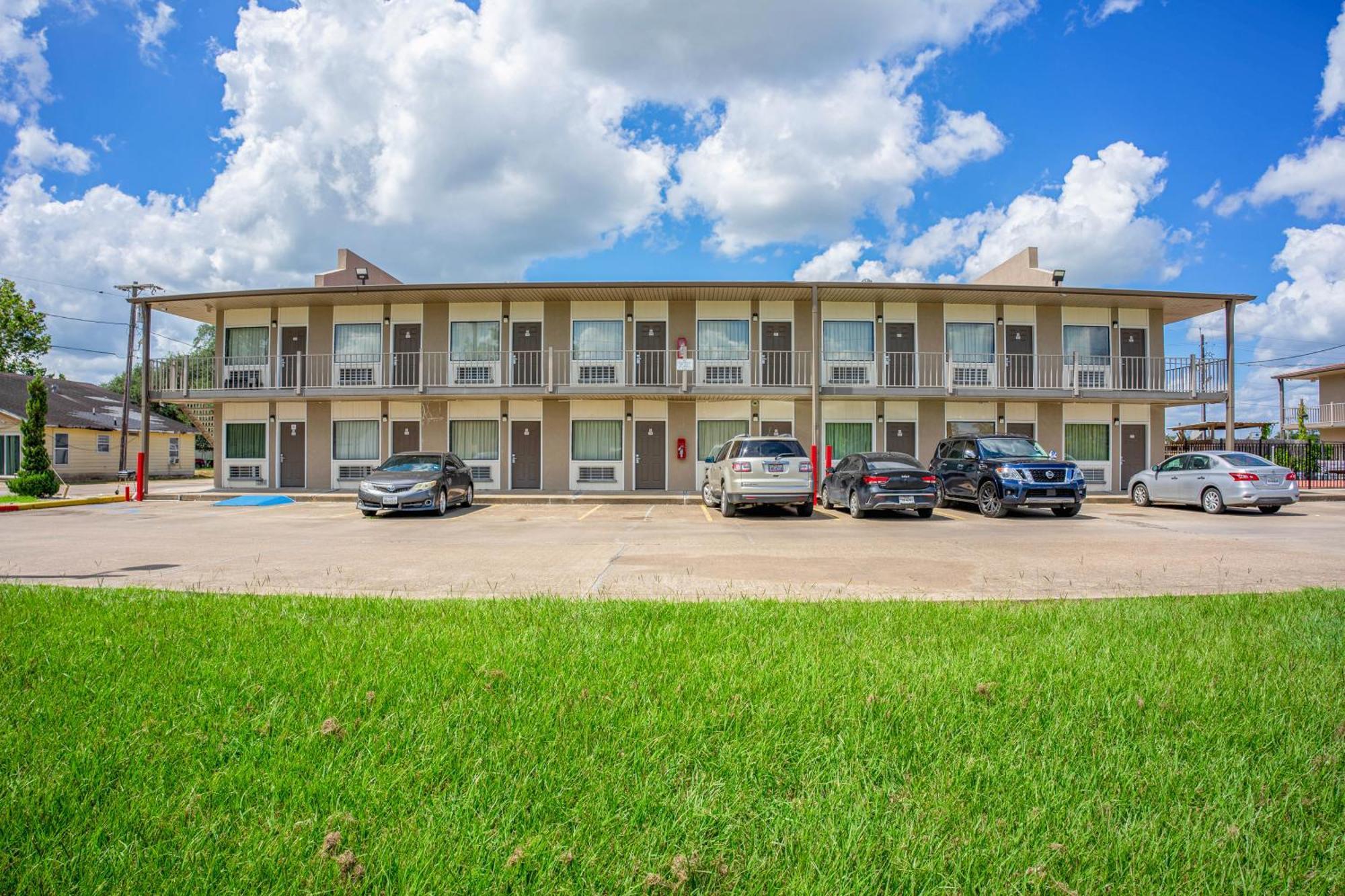 Regency Inn & Suites By Oyo Bay City Tx Buitenkant foto