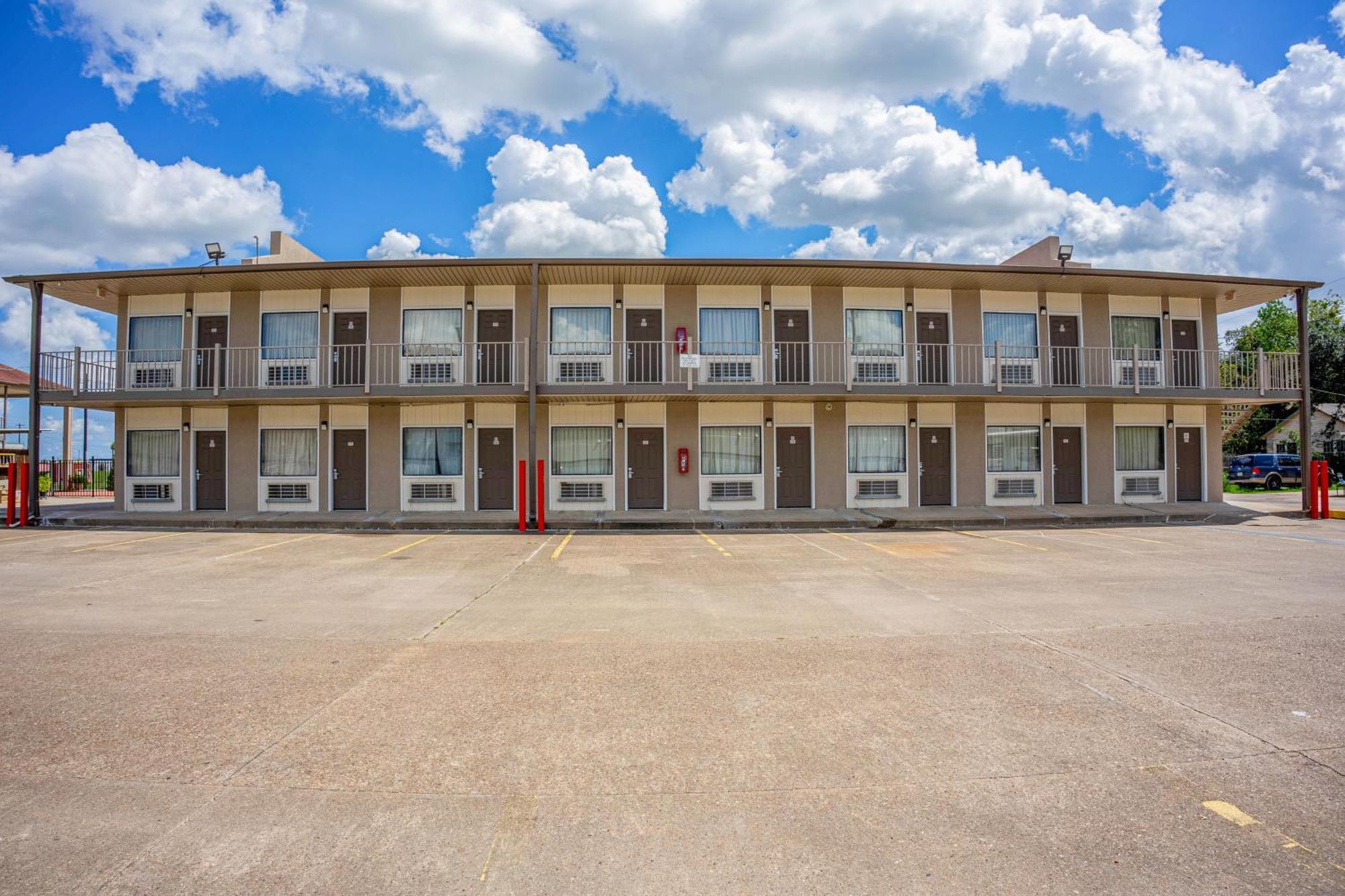 Regency Inn & Suites By Oyo Bay City Tx Buitenkant foto
