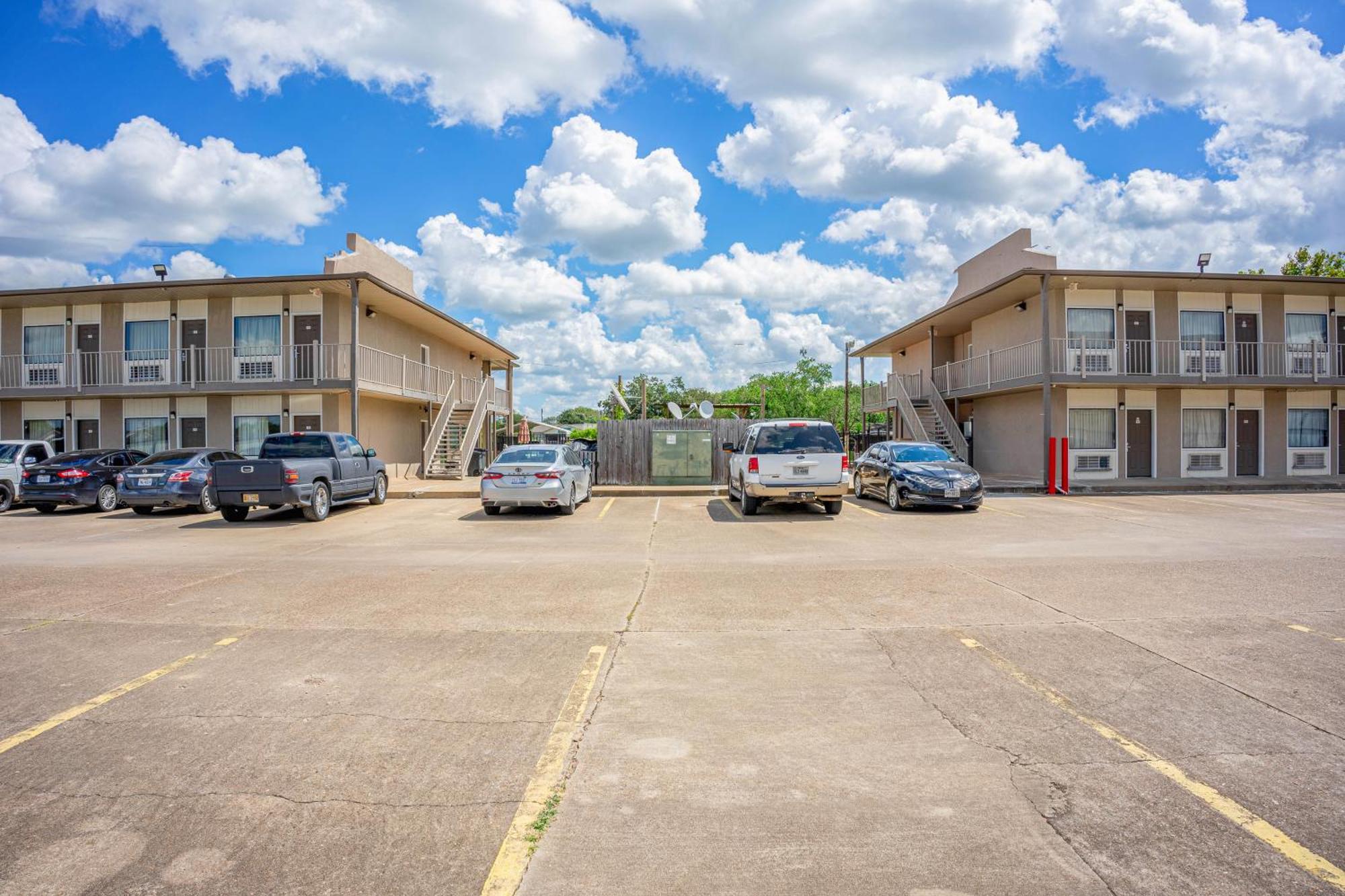 Regency Inn & Suites By Oyo Bay City Tx Buitenkant foto