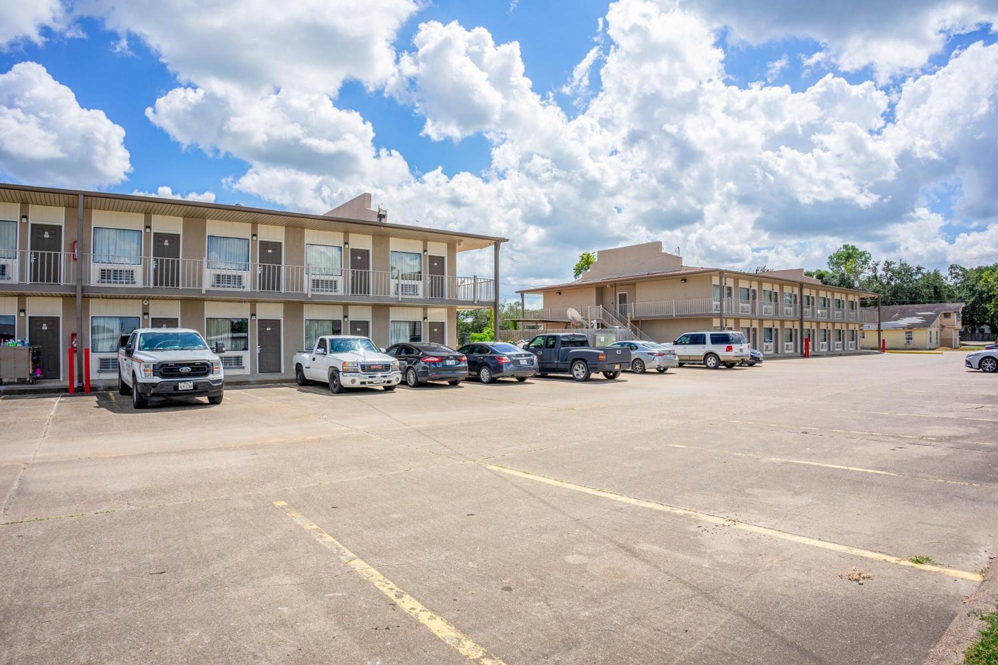 Regency Inn & Suites By Oyo Bay City Tx Buitenkant foto